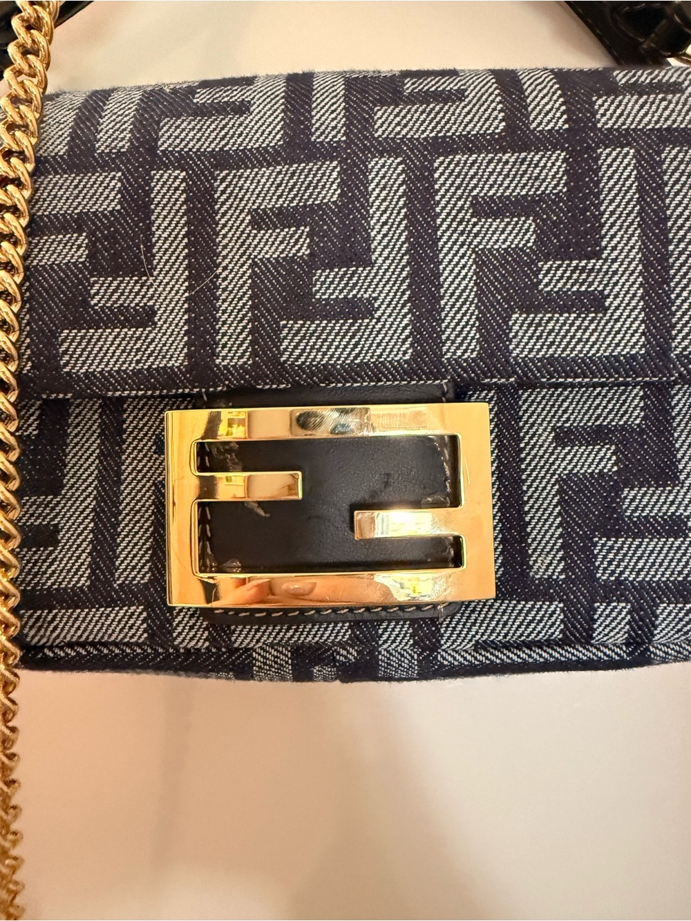 Fendi Baguette Mini
Dark blue denim-effect FF jacquard bag - Picture 8 of 12